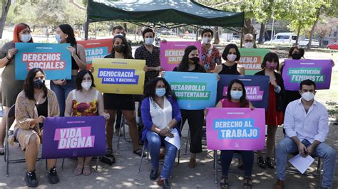 El lanzamiento oficial del frente amplio fue realizado el 21 de enero de 2017 en un acto en la universidad de santiago de chile.en dicha ocasión se presentó su sitio web, algunos principios clave y se anunció la inscripción de candidatos a las primarias presidenciales y parlamentarias que se llevarán a cabo en julio, mismo mes en que se presentarán sus bases programáticos. Frente Amplio presentó su nómina de candidatos ...