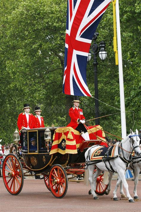 Veja mais ideias sobre rainha elizabeth, rainha elizabeth ii, elizabeth ii. Rainha Elizabeth II No Treinador Real Fotografia Editorial ...