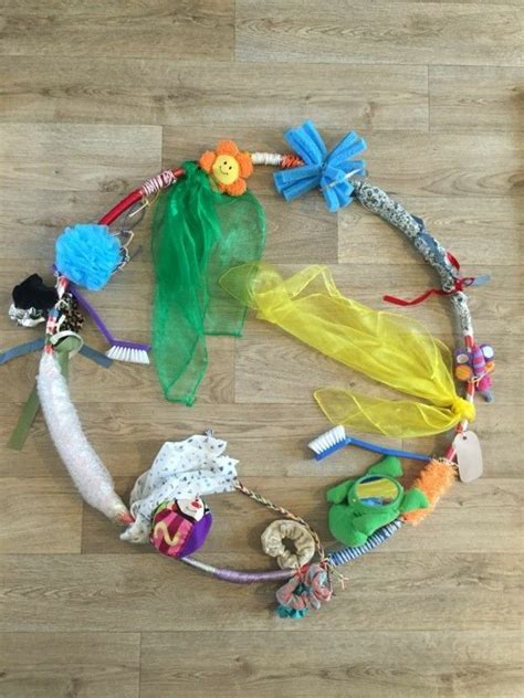 Ein spielbogen ist ein überaus sinnvolles und spassiges spielzeug, an dem babys grosse freude haben und vielerlei motorische fähigkeiten aufbauen können. Spielbogen und Sensorik-Hula-Hoop zum Selbermachen - zwei ...