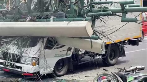 kecelakaan maut truk tronton tabrak halte anak sekolah  tower