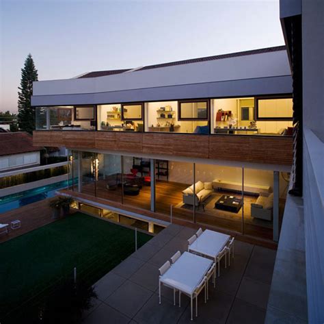Casa Contemporánea De Dos Niveles En Israel Con Forma De L