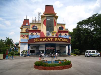 It has a great variety of meat cuts including pork, chicken, lamb, and seafood. Taman Tema Di Malaysia: Desa Water Park