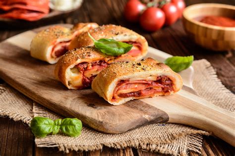 Current time right now in klang, malaysia and moscow, russia. Difference Between a Stromboli and a Calzone