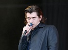 Arctic Monkeys frontman Alex Turner shows off shock new look ...