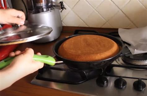 Un gâteau sans beurre à cuire dans une poêle un gâteau moelleux et