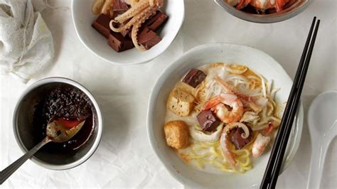 Curry laksa or curry mee is a very popular and delicious noodle soup that i loved to have for breakfast or lunch growing up. Malaysia's laksa varieties: Penang Curry Mee | Cooking ...