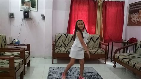 Cute Kavya Dancing On Bom Diggy Diggy Youtube