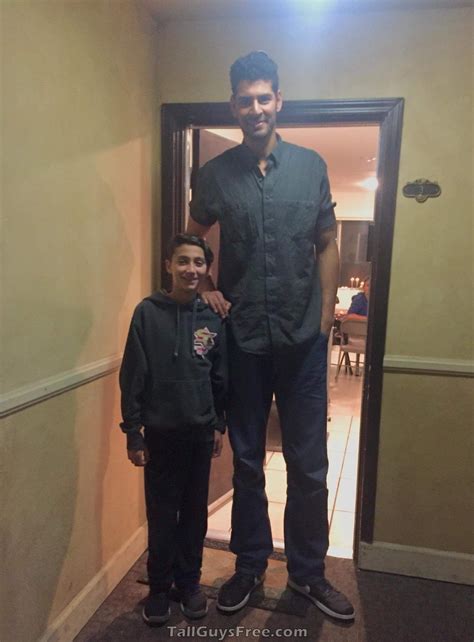 7ft1 Person Towers Over His Tiny Friend Tall Guys Giant People