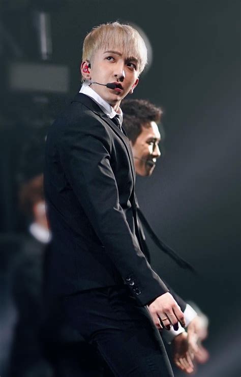 In 2018, lo made his debut as a member of the hong kong boy band mirror, managed by viutv. 盧瀚霆 - 維基百科，自由的百科全書