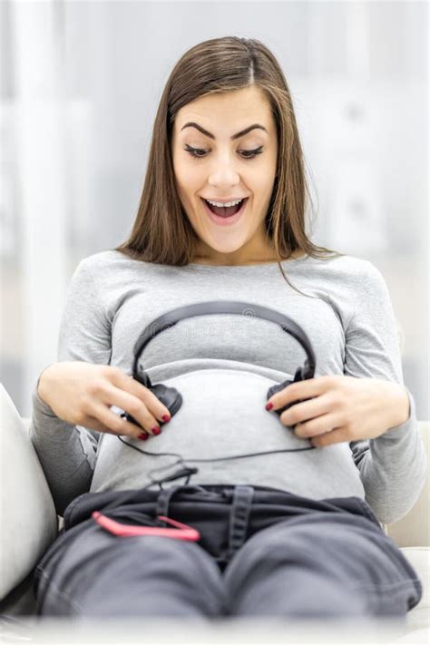 Foto De Clausura De Una Mujer Embarazada Con Auriculares Imagen De