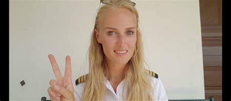 Pilot Lindy Η πιο σέξι πιλότος του πλανήτη ρίχνει το Instagram με τις φωτογραφίες της
