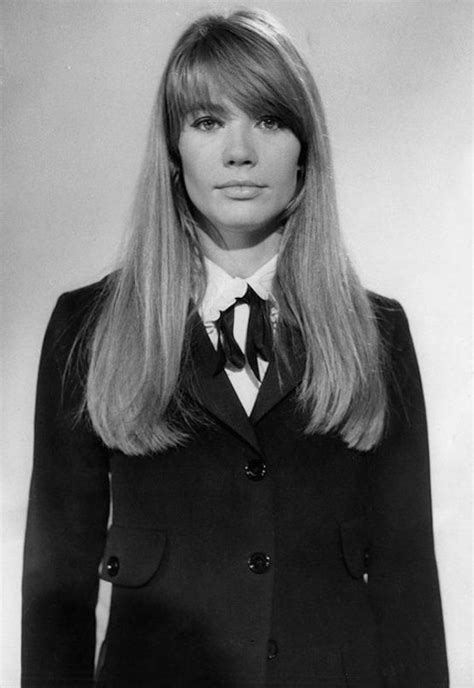 Retrouvez toutes les actualités, la discographie, bibliographie, les photos, vidéos, concerts et la boutique officielle. Why Françoise Hardy is the OG French cool girl you need to ...