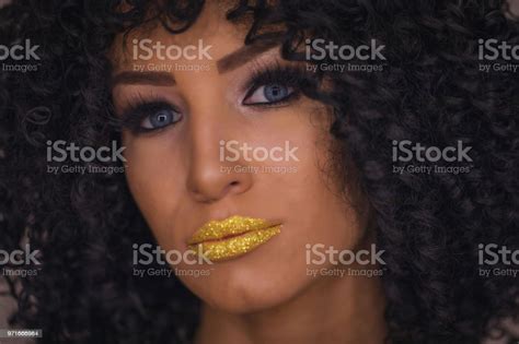 골든 입술을 가진 여자 20 24세에 대한 스톡 사진 및 기타 이미지 20 24세 가발 검정 머리 Istock