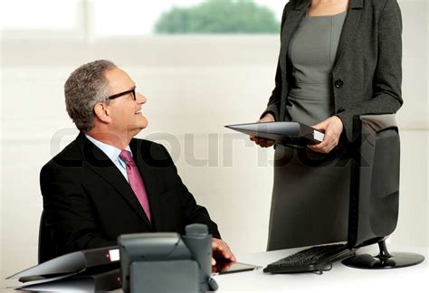 lächelnd im alter von männlichen chef sekretärin betrachten während sie mit ihm unternehmen