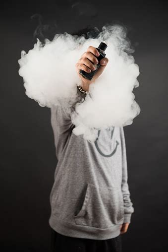 남자의 손은 검은색에 모드와 함께 연기에 솟아 담배에 대한 스톡 사진 및 기타 이미지 담배 전자 산업 구름 Istock