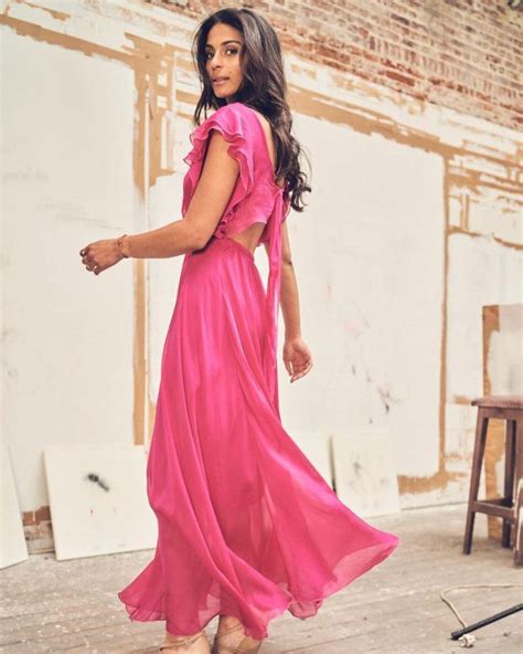 La présentatrice belge adore passer du temps sur l'etat insulaire africain cher à son coeur. La robe maxi en soie rose de Tatiana Silva sur son compte ...