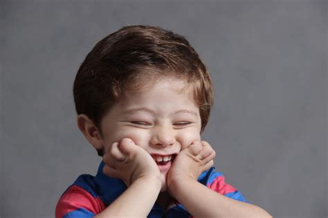 무료 이미지 사람들 놀이 소년 아이 남성 초상화 아가 표정 웃고있는 미소 닫다 얼굴 행복 유아 눈