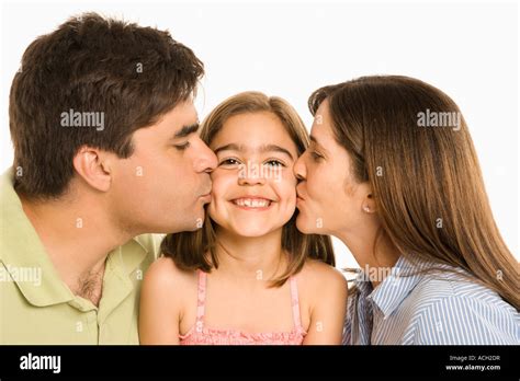 La Madre Y El Padre Hija Sonriendo Besos En La Mejilla Fotografía De