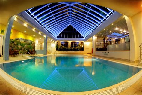 18 Breathtaking Indoor Swimming Pools