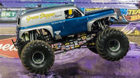Monster Jam Grave Digger The Legend Freestyle Dream Youtube