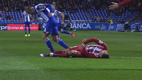 Fernando torres pulls his hamstring while chasing the ball. Torres suffers traumatic brain injury | MARCA in English