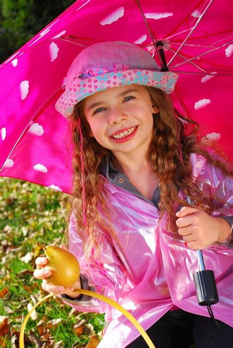 Belle Jeune Fille Avec Le Parapluie Image Stock Image Du Gosse