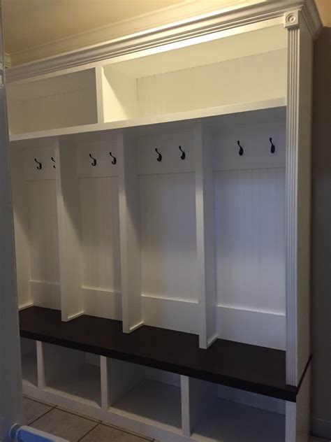 When a mudroom is doorless, consistency is key. Entryway mudroom locker / Halltree / Entryway bench Drop Zone