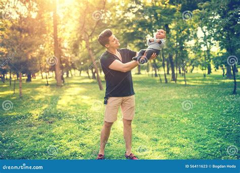 Retrato Del Padre Y Del Hijo Que Se Divierten En El Parque Padre Que