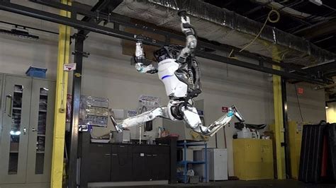 Jako člověk Robot Od Boston Dynamics Metá Salta V Praxi To Ale