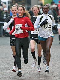 Eine medaille war für die deutsche hoffnung zum greifen nah. Trierer Silvesterlauf 2010 - Sabina Mockenhaupt und Micah ...