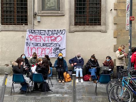 I presidenti delle regioni pungolano il governo: Toscana, la protesta delle superiori: "La dad non è scuola ...