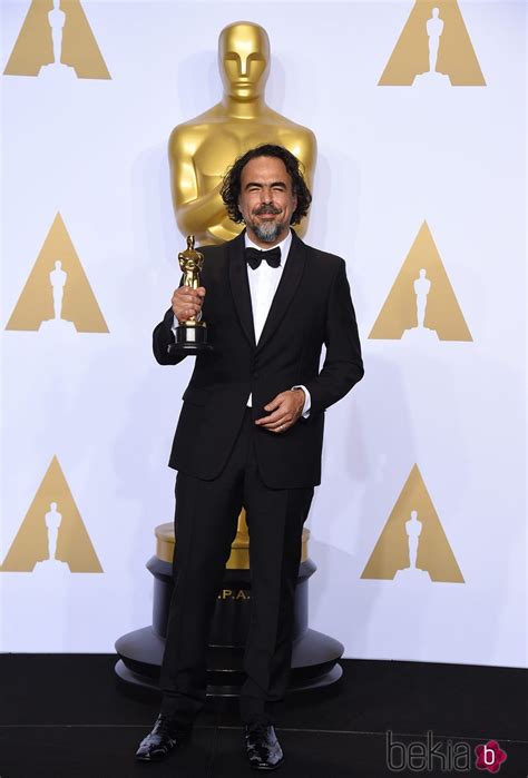 alejandro gonzález iñárritu posando con su oscar 2016 a mejor director