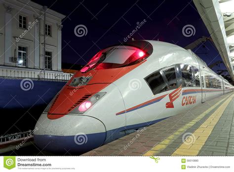 Die fahrt in diesem modernen blitzzug ist so glatt wie in einem anderen modernen zug in den ganzen welt. Aeroexpress-Zug Sapsan An Der Leningrad-Station (Nacht ...