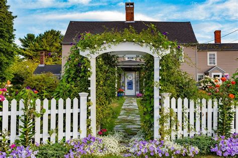 How to fit a garden fence. These Garden Fence Ideas Are Both Practical and Pretty ...