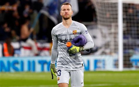 Arsenal want to sign Barcelona goalkeeper Neto on loan, Barca insist on
