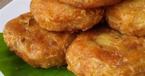 Campur kentang yang sudah ditumbuk dengan bumbu tumis dan. 7 Resep Perkedel Kentang Lezat beserta Bahan dan Cara ...
