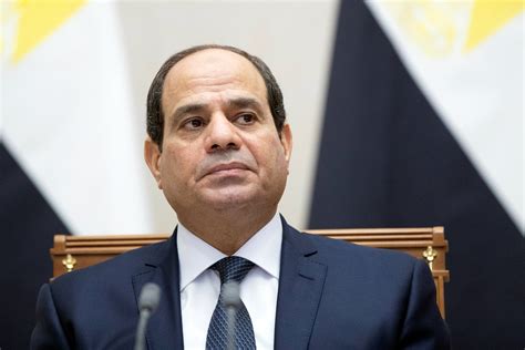 #السيسي يتظاهر بأخد لقاح #كورنا لحث المواطنين على عكس زعماء العالم ما تعليقك كنّا نلتمس الأعذار لبعض من مؤيدين #السيسي ونقول معلش ممكن مش فاهمين ولكن قُضى. الرئيس المصري عبد الفتاح السيسي | قناة 218