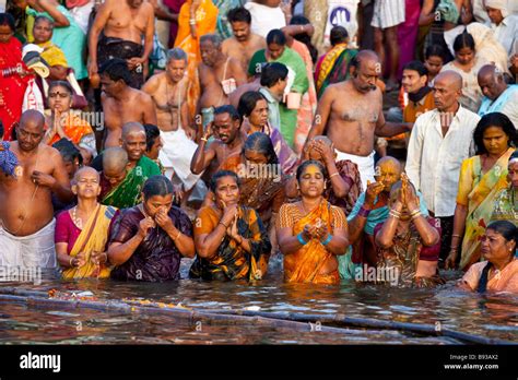 La Población Hindú De Bañarse En El Río Ganges En Varanasi India