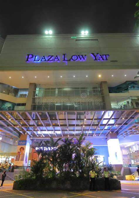 Plaza low yat est un parmi les nombreux sites à découvrir à kuala lumpur sur agoda.com, les chambres d'hôtels, dont beaucoup sont dans le grâce à d'efficaces outils de recherche et à des informations adaptées, les hôtels de kuala lumpur sont à votre portée. Plaza Low Yat In Kuala Lumpur Malaysia Editorial Stock ...