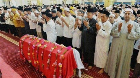 Rukun menurut 4 madzhab juga berbeda, perhatikan tabel berikut Sholat Jenazah