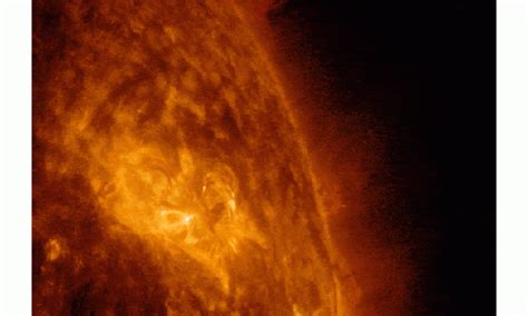 Image Nasas Sdo Captures Mid Level Solar Flare