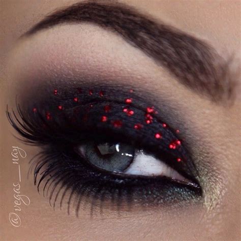 10 Christmas Eye Makeups To Have For The Parties