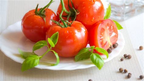 Biarkan selama 15 min dan bilas dengan air. 10 Kebaikan Tomato Untuk Naikkan Seri Wajah. - Khalifah Media