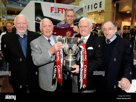 Bobby Thomson Jimmy Macewan Pose With The League Cup Trophy Hi Res