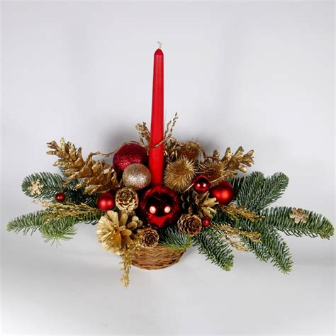 Stroik świąteczny z jodły, z czerwoną świecą i ozdobami - Dora Decora