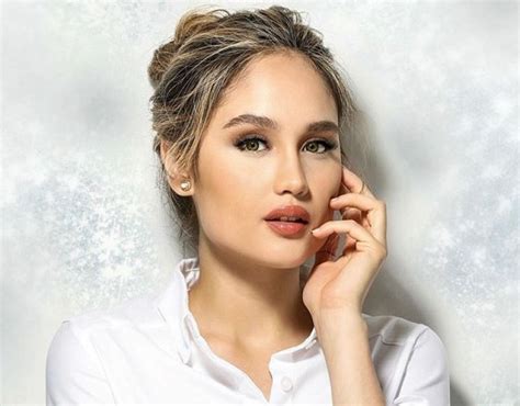 Cinta Laura Dinobatkan Jadi Artis Terbaik Di Latino Awards 2019