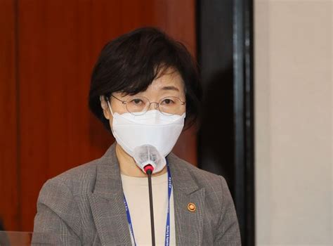 박 후보는 즉각 민주당답다는 게 뭐냐고. 정영애 장관 "우상호 '박원순 롤모델' 발언은 2차가해"-국민 ...