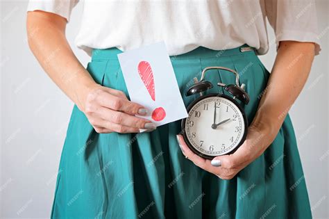 Femme Tenue Horloge Ventre Période Manquée Grossesse Non Désirée Et Retard Des Menstruations