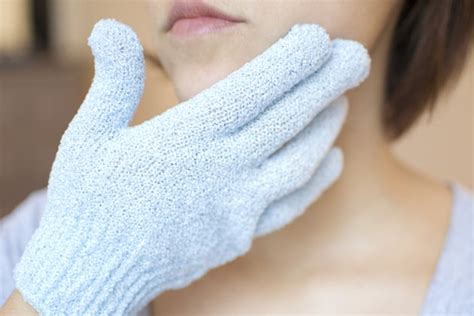 How To Use Exfoliating Gloves