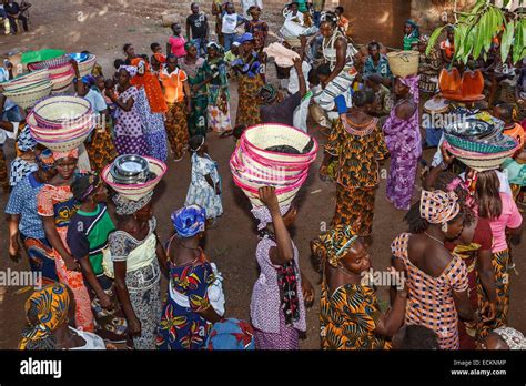 Burkina Faso Bobo Dioulasso Toussiana Escena De Una Boda Católica